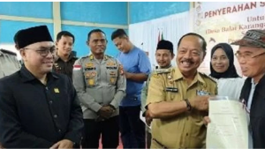 Percepat Legalisasi Aset, Bupati Sanggau Serahkan Ribuan Sertipikat PTSL di Sekayam