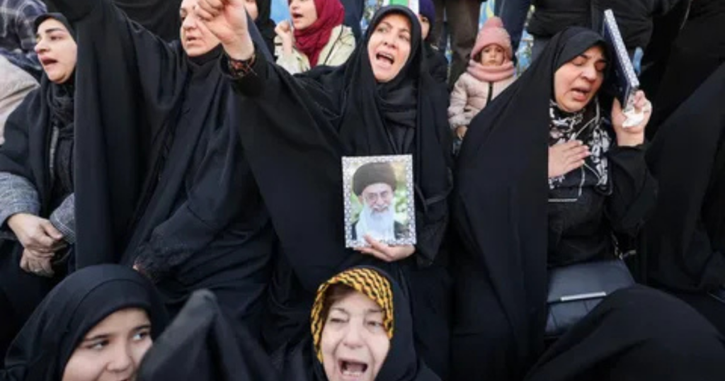 Warga berduka atas kematian pemimpin tertinggi Iran, Ayatollah Ali Khamenei, yang tewas dalam serangan gabungan AS dan Israel, di Teheran, Iran, Minggu (01/03/2026). AFP/ Atta Kenare